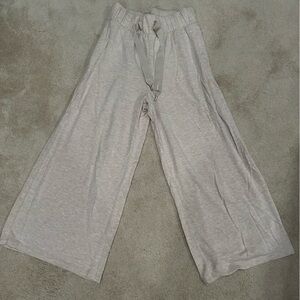 Lululemon wide leg soft soft soft. Khaki cooor, heather beige,
